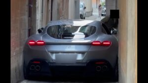 Ferrari Roma preso entre dois edifícios thumbnail