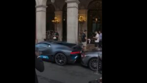 Bugatti Divo bate a sair de estacionamento em Paris thumbnail