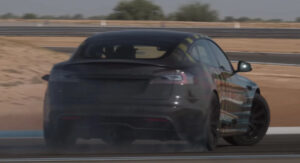 Tesla Model S Plaid consegue fazer drift. Novo volante ajuda ou prejudica? thumbnail