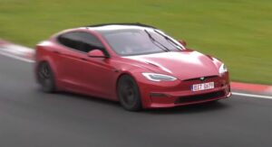 Tesla Model S Plaid está a ser testado a “todo o gás” no circuito de Nürburgring thumbnail
