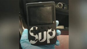 Três ladrões apanhados com aparelho de roubo de veículos “mascarado” de Game Boy thumbnail