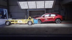Elétricos Ford Mustang Mach-E e Hyundai Ioniq 5 passam com distinção testes Euro NCAP thumbnail