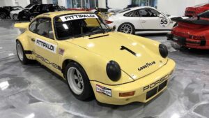 Porsche 911 IROC RSR conduzido por Emerson Fittipaldi e que pertenceu a Pablo Escobar está à venda thumbnail