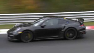 Porsche 911 com motorização híbrida em testes em Nürburgring thumbnail