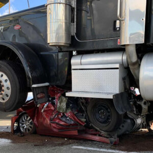 Pode não acreditar, mas a condutora do carro de baixo saiu pelo próprio pé do acidente thumbnail