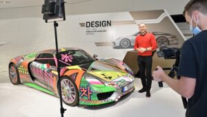 Porsche oferece visita virtual a exibição dedicada ao centro de desenvolvimento de Weissach thumbnail