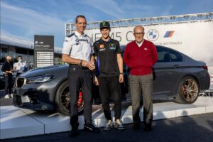 BMW premeia Fabio Quartararo com o novo M5 CS thumbnail