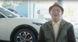 Condutor espanhol compra o seu primeiro carro elétrico aos 87 anos thumbnail