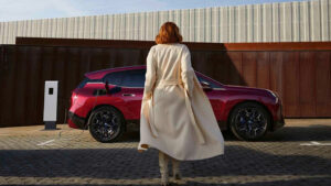 A BMW continua a acreditar num futuro sustentável com a presença de automóveis thumbnail