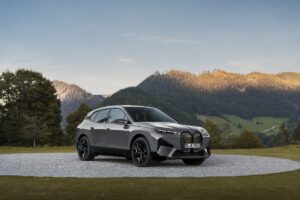 BMW iX M60, a versão topo de gama com 619 cv thumbnail