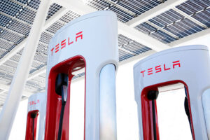 Tesla abre rede de Superchargers a todos em zonas perto da Ucrânia thumbnail