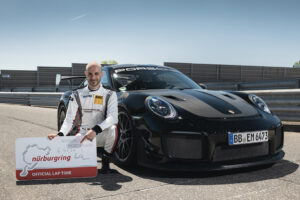 O piloto da Porsche responsável pelos recordes no Nordschleife thumbnail