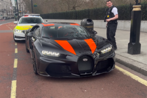 Bugatti Chiron Super Sport parado pela polícia por não ter matrícula dianteira thumbnail