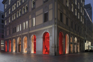 Ferrari inaugura a sua nova Flagship Store mesmo no centro de Milão thumbnail