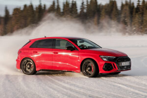 Novo Audi RS3 já se encontra a testar novas coreografias na neve e no gelo thumbnail