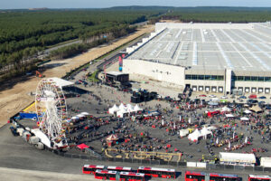 Tesla está a organizar uma Giga Festa com 15 mil pessoas na fábrica do Texas thumbnail