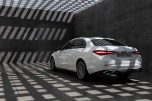 Com a ajuda de Florian Ambrosius, a Mercedes-Benz testa o seu novo Classe C thumbnail