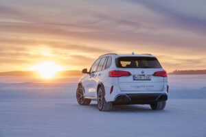 BMW iX5 Hydrogen está a completar a fase de testes na zona gelada de Arjeplog thumbnail