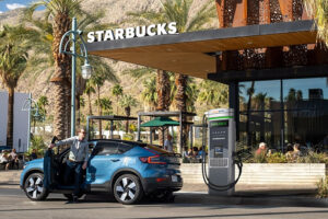 Volvo Cars estabelece parceria com a rede de lojas Starbucks dos Estados Unidos thumbnail