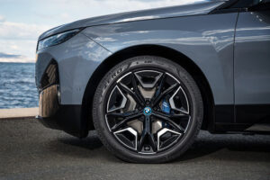 BMW iX equipado com os novos Pirelli Elect para carros elétricos thumbnail