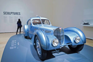 Bugatti Type 57 SC Atlantic marca presença no Museu Guggenheim de Bilbao thumbnail