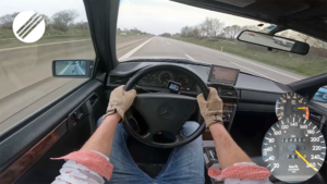 Mercedes-Benz W124 500E a fundo na Autobahn alemã. Velhos são os trapos… thumbnail