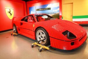 Ferrari F40 de tamanho real construído com mais de 350 mil peças de Lego thumbnail