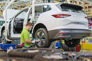 Produção do Škoda Enyaq iV já foi retomada na fábrica de Mladá Boleslav thumbnail