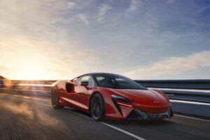 Tecnologia híbrida estreada com o McLaren P1 é amplificada no novo Artura thumbnail