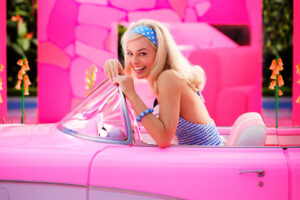 Barbie ao volante de um Chevrolet Corvette no seu próximo filme thumbnail