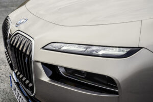 Grupos óticos do novo BMW i7 incluem cristais produzidos pela Swarovski thumbnail