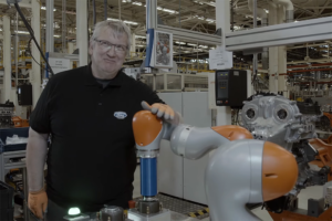 Robbie é um robot criado pela Ford com o objetivo de manter um trabalhador thumbnail