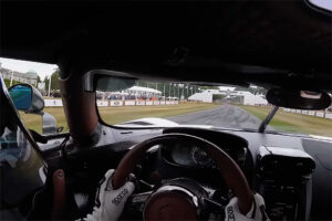 Koenigsegg Regera sobe a rampa de Goodwood em apenas 55 segundos thumbnail