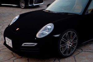 Equipa da Pit One Customs, no Japão, criou o Porsche 911 mais escuro do planeta thumbnail