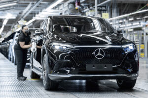 Primeiras unidades do Mercedes EQS SUV já saíram da linha de montagem thumbnail