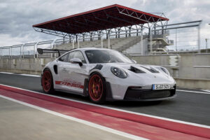 Porsche 911 GT3 RS aposta na aerodinâmica e está pronto para qualquer pista thumbnail