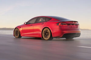 Novo “Track Pack” para o Tesla Model S Plaid leva o carro aos 320 km/h thumbnail