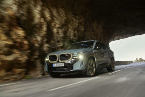 BMW acaba de apresentar a versão final do XM, o segundo modelo da ‘M’ thumbnail