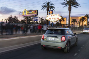 Road Trip de Los Angeles a Las Vegas num Mini totalmente elétrico thumbnail