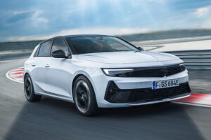 Opel revela as novas versões GSe para os dois formatos do novo Astra thumbnail