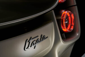 Visitante da Monterey Car Week aciona o extintor do motor de um Pagani Utopia thumbnail