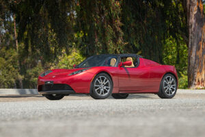 Tesla Roadster vendido no leilão de Monterey por mais de 100 mil dólares thumbnail