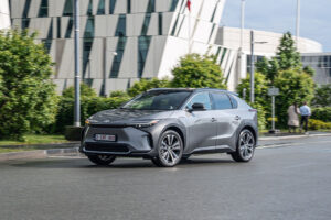 Toyota ‘persegue’ autonomia de 1.000 Km, 1200 quando chegarem as baterias de estado sólido thumbnail