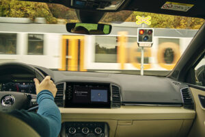 Škoda está a testar um sistema capaz de identificar a proximidade de comboios thumbnail