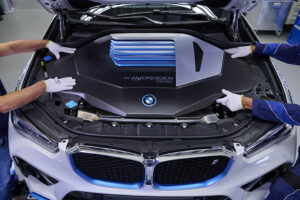 A BMW está a produzir uma série muito limitada do iX5 movido a hidrogénio thumbnail