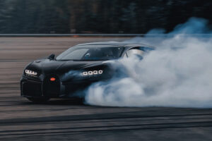 Desenhar a icónica linha lateral em ‘C’ da Bugatti de uma forma mais original thumbnail