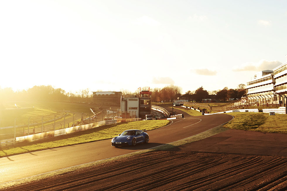 Emma Raducanu testa as capacidades do Porsche 911 GT3 em Brands Hatch