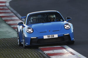 Emma Raducanu testa as capacidades do Porsche 911 GT3 em Brands Hatch thumbnail