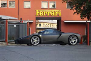 O único Enzo Ferrari a sair de Maranello com a carroçaria em “Nero Opaco” thumbnail