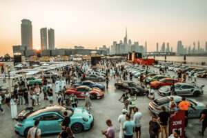 Festival ‘Icons of Porsche’ no Dubai junta mais de 15 mil entusiastas da marca thumbnail